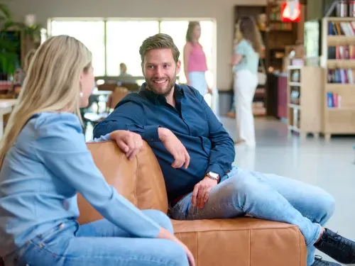 Buddy-systeem implementeren voor werkgeluk en welzijn op de werkvloer.
