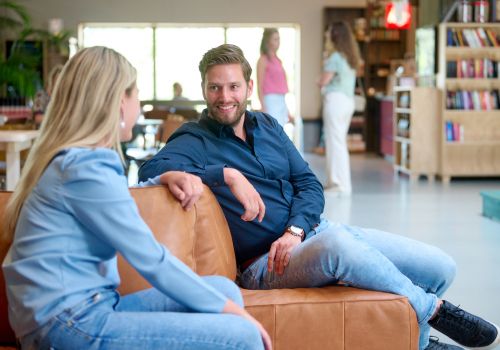 Buddy-systeem implementeren voor werkgeluk en welzijn op de werkvloer.