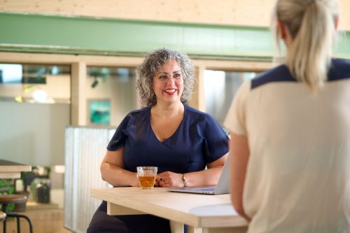 Werkgeluk en verzuim: zo draagt werkgeluk bij aan minder ziekteverzuim